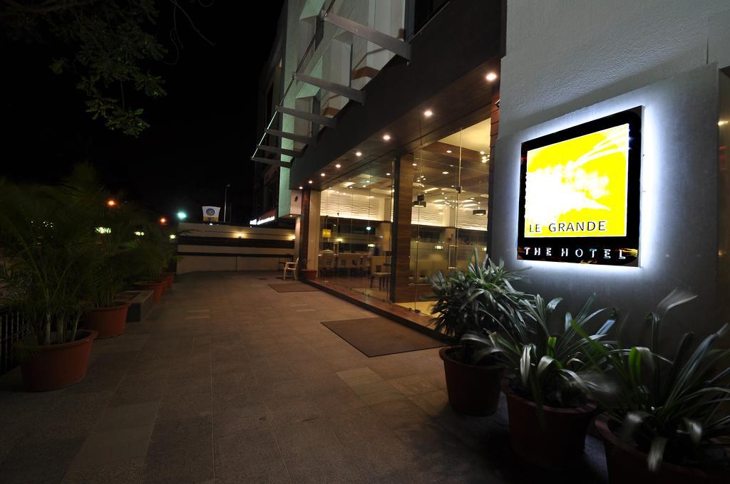 Le Grande Residency -Unmarried Couples Are Not Allowed Ahmedabad Exterior photo