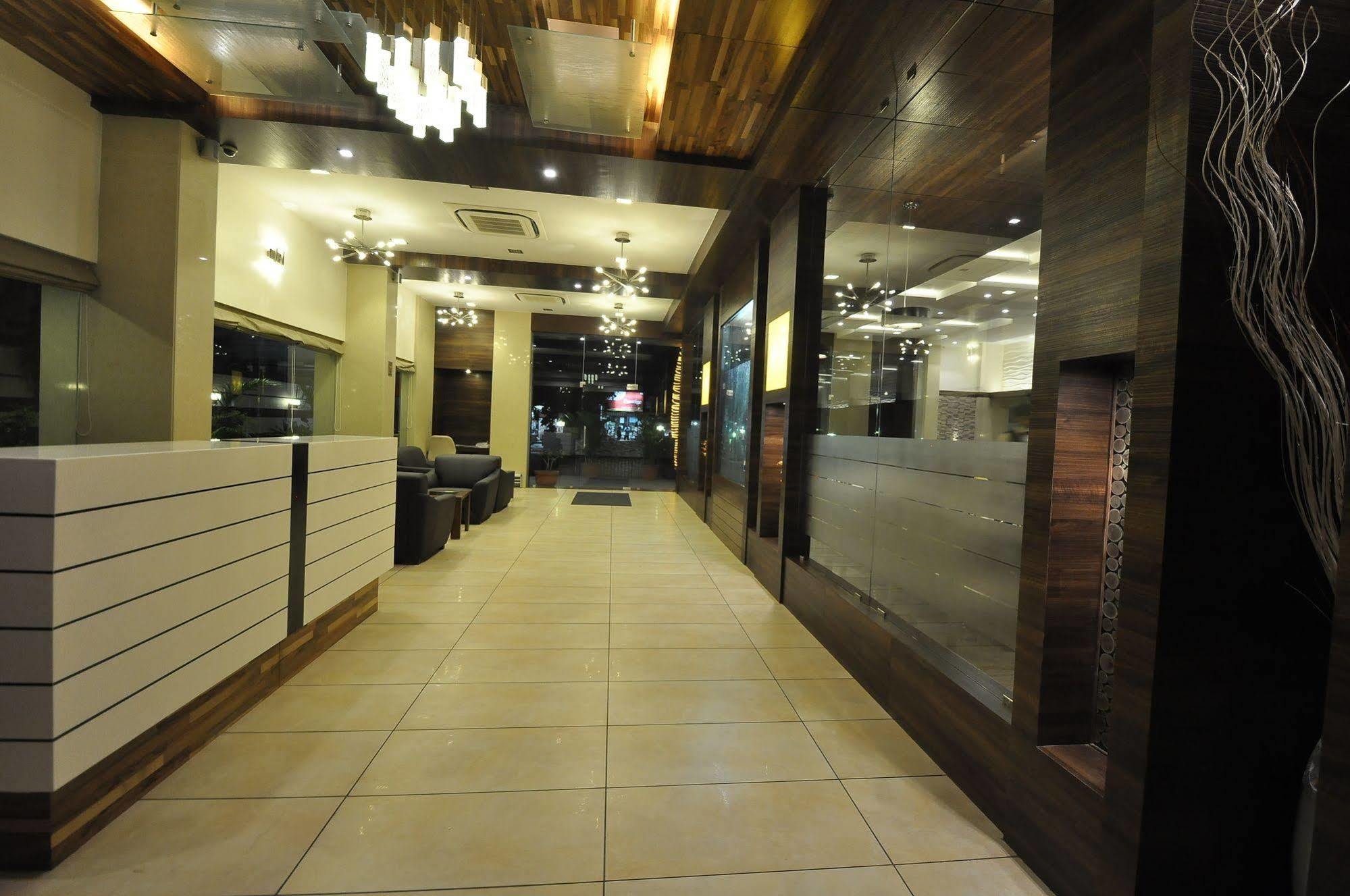 Le Grande Residency -Unmarried Couples Are Not Allowed Ahmedabad Exterior photo