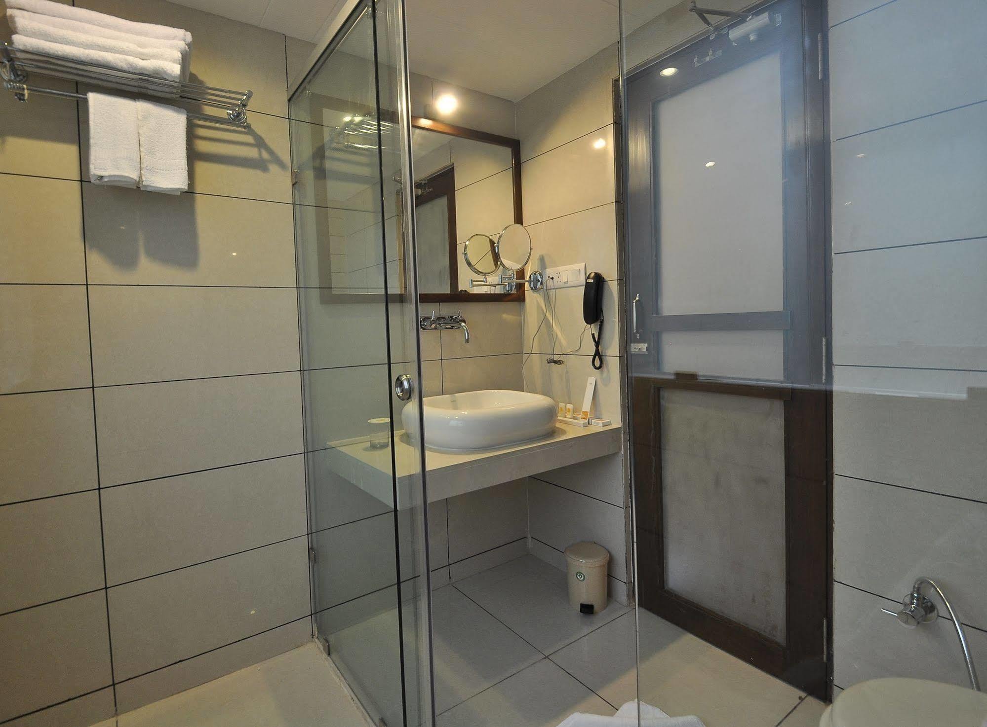 Le Grande Residency -Unmarried Couples Are Not Allowed Ahmedabad Exterior photo