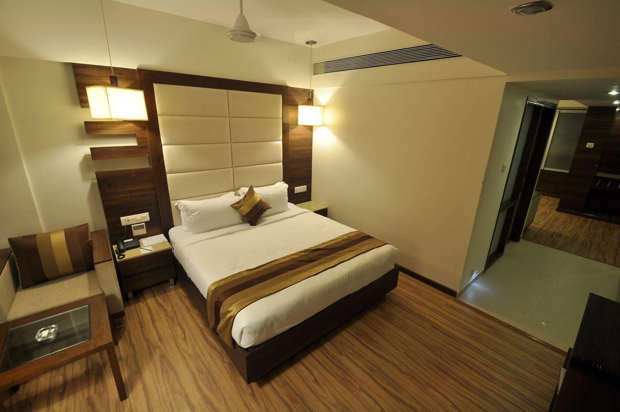 Le Grande Residency -Unmarried Couples Are Not Allowed Ahmedabad Exterior photo