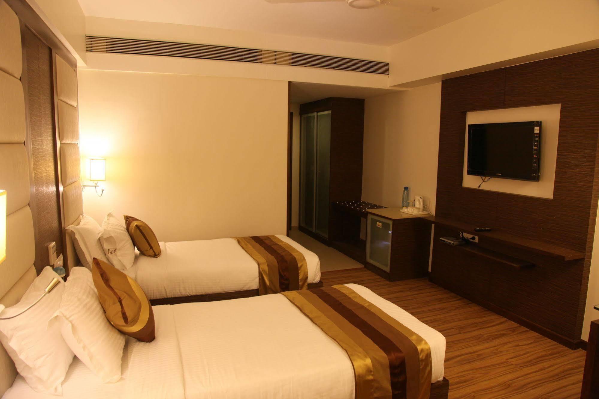 Le Grande Residency -Unmarried Couples Are Not Allowed Ahmedabad Exterior photo